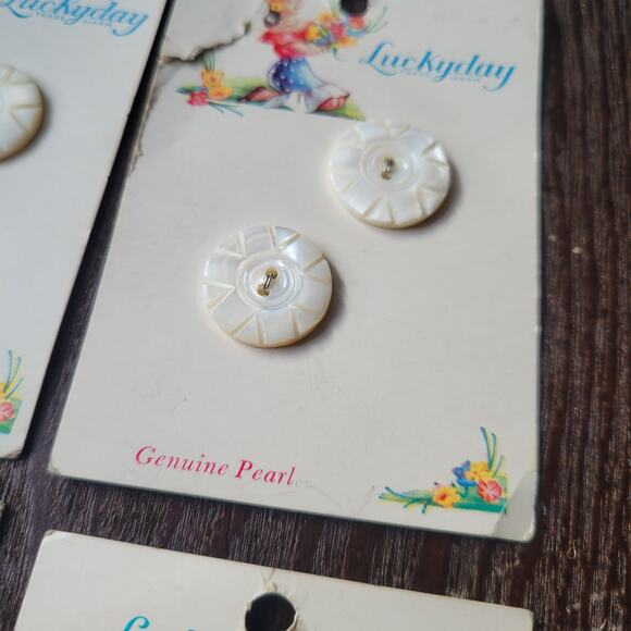 Vintage Lucky Day Genuine Peal Buttons on Original Card, White Shell 1930-40s - Picture 4 of 8